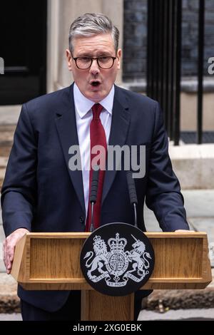 London, Großbritannien. Juli 2024. Sir Keir Starmer spricht vor der Downing Street 10 als Premierminister nach dem Sieg der Labour Party bei den Parlamentswahlen. Die Labour Party gewann die Parlamentswahlen mit einem Erdrutsch und endete damit 14 Jahre konservativer Regierung. Quelle: Mark Kerrison/Alamy Live News Stockfoto