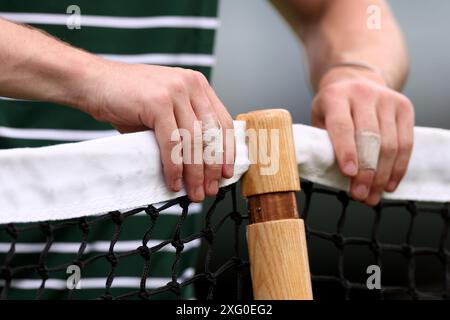 London, Großbritannien. Juli 2024. 5. Juli 2024; All England Lawn Tennis and Croquet Club, London, England; Wimbledon Tennis Tournament, 5. Tag; Wimbledon Ground Staff korrigieren die Nettohöhe Credit: Action Plus Sports Images/Alamy Live News Stockfoto