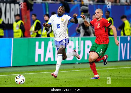 Frankreichs Marcus Thuram (links) und Portugals Pepe kämpfen um den Ball während der UEFA Euro 2024, Viertelfinalspiel im Volksparkstadion in Hamburg. Bilddatum: Freitag, 5. Juli 2024. Stockfoto