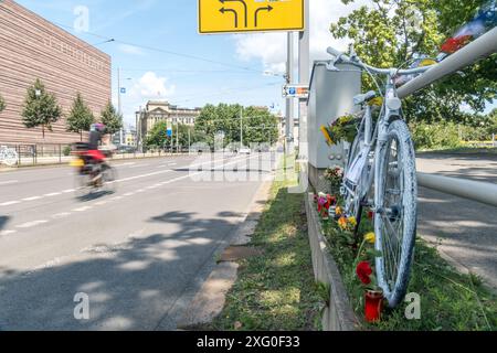 Eine Radfahrerin starb am 4. Juli 2024 am Leipziger Wilhelm Leuschner Platz als eine LKW Fahrerin die Radspur zur Abbiegespur kreuzen müssen und die Radfahrerin übersah. Am Tag nach dem Unfall legen Personen an der Unfallstelle Kerzen und Blumen nieder. Ein weißes Fahrrad wurde zur Mahnung und Erinnerung aufgestellt Gedenken Radfahrerin *** Ein Radfahrer starb am 4. Juli 2024 auf dem Wilhelm Leuschner Platz in Leipzig, als ein LKW-Fahrer den Radweg zur Abbiegestur überqueren musste und den Radfahrer am Tag nach dem Unfall übersah. die Leute legten Kerzen und Blumen am Unfallort ab Stockfoto