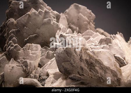 Barytensteinformationen im Land der Region. Edelsteinstruktur auf schwarzem Hintergrund. Steintapete Stockfoto