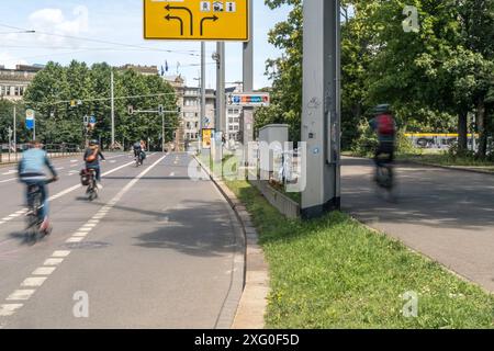 Eine Radfahrerin starb am 4. Juli 2024 am Leipziger Wilhelm Leuschner Platz als eine LKW Fahrerin die Radspur zur Abbiegespur kreuzen müssen und die Radfahrerin übersah. Am Tag nach dem Unfall legen Personen an der Unfallstelle Kerzen und Blumen nieder. Ein weißes Fahrrad wurde zur Mahnung und Erinnerung aufgestellt Gedenken Radfahrerin *** Ein Radfahrer starb am 4. Juli 2024 auf dem Wilhelm Leuschner Platz in Leipzig, als ein LKW-Fahrer den Radweg zur Abbiegestur überqueren musste und den Radfahrer am Tag nach dem Unfall übersah. die Leute legten Kerzen und Blumen am Unfallort ab Stockfoto