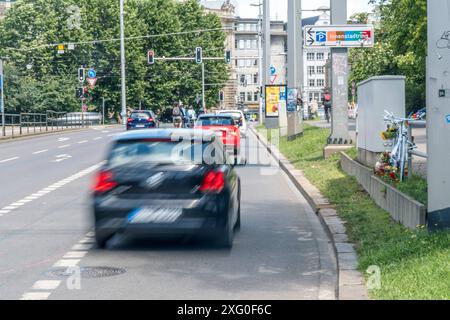 Eine Radfahrerin starb am 4. Juli 2024 am Leipziger Wilhelm Leuschner Platz als eine LKW Fahrerin die Radspur zur Abbiegespur kreuzen müssen und die Radfahrerin übersah. Am Tag nach dem Unfall legen Personen an der Unfallstelle Kerzen und Blumen nieder. Ein weißes Fahrrad wurde zur Mahnung und Erinnerung aufgestellt Gedenken Radfahrerin *** Ein Radfahrer starb am 4. Juli 2024 auf dem Wilhelm Leuschner Platz in Leipzig, als ein LKW-Fahrer den Radweg zur Abbiegestur überqueren musste und den Radfahrer am Tag nach dem Unfall übersah. die Leute legten Kerzen und Blumen am Unfallort ab Stockfoto