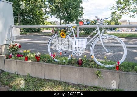 Eine Radfahrerin starb am 4. Juli 2024 am Leipziger Wilhelm Leuschner Platz als eine LKW Fahrerin die Radspur zur Abbiegespur kreuzen müssen und die Radfahrerin übersah. Am Tag nach dem Unfall legen Personen an der Unfallstelle Kerzen und Blumen nieder. Ein weißes Fahrrad wurde zur Mahnung und Erinnerung aufgestellt Gedenken Radfahrerin *** Ein Radfahrer starb am 4. Juli 2024 auf dem Wilhelm Leuschner Platz in Leipzig, als ein LKW-Fahrer den Radweg zur Abbiegestur überqueren musste und den Radfahrer am Tag nach dem Unfall übersah. die Leute legten Kerzen und Blumen am Unfallort ab Stockfoto