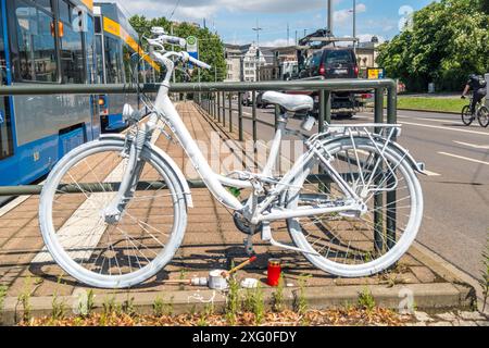 Eine Radfahrerin starb am 4. Juli 2024 am Leipziger Wilhelm Leuschner Platz als eine LKW Fahrerin die Radspur zur Abbiegespur kreuzen müssen und die Radfahrerin übersah. Am Tag nach dem Unfall legen Personen an der Unfallstelle Kerzen und Blumen nieder. Ein weißes Fahrrad wurde zur Mahnung und Erinnerung aufgestellt Gedenken Radfahrerin *** Ein Radfahrer starb am 4. Juli 2024 auf dem Wilhelm Leuschner Platz in Leipzig, als ein LKW-Fahrer den Radweg zur Abbiegestur überqueren musste und den Radfahrer am Tag nach dem Unfall übersah. die Leute legten Kerzen und Blumen am Unfallort ab Stockfoto