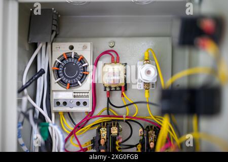 Zeitschaltuhr für Schaltschrank zur Stromversorgung großer elektrischer Anlagen. Stockfoto