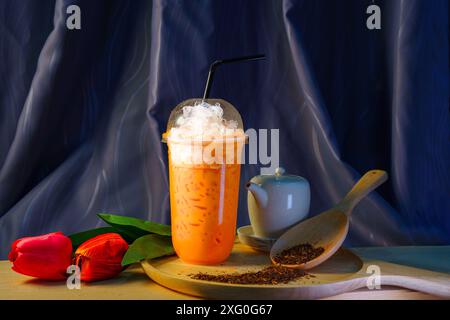 Eismilchtee im Café mit sanftem Licht. Stockfoto