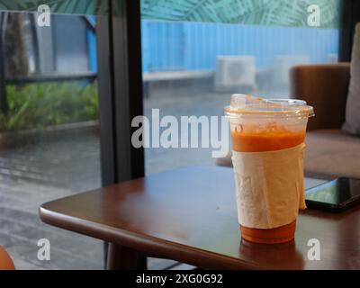 Eismilchtee im Café mit sanftem Licht. Stockfoto