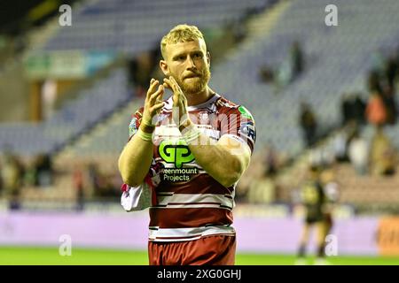 Luke Thompson von Wigan Warriors klatscht die Fans während des 16. Spiels der Betfred Super League Wigan Warriors vs. Leigh Leopards im DW Stadium, Wigan, Großbritannien, 5. Juli 2024 (Foto: Cody Froggatt/News Images) Stockfoto