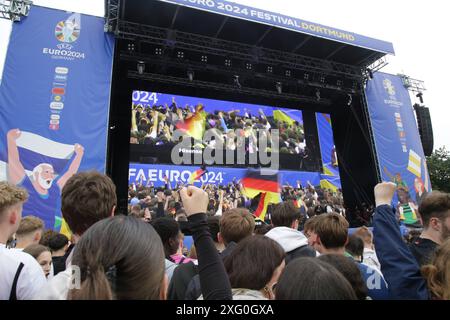 27.06.2024 Dortmund, Viertelfinale EURO24 Public Viewing im Westfalenpark. Deutschland gegen Spanien geht 2 : 1 nach Verlängerung aus. Jubel und Enttäuschung liegen bei den Fans während des Spiels nah beieinander. Die deutsche Mannschaft scheidet aus dem Turnier aus. Halbzeitpause mit Moderation. *** 27 06 2024 Dortmund, EURO24-Viertelfinale Public Viewing im Westfalenpark Deutschland schlägt Spanien 2-1 nach der Verlängerung sind die Fans sowohl jubelnd als auch enttäuscht während des Spiels scheidet die deutsche Mannschaft mit Mäßigung aus der Turnierhalbzeit aus Stockfoto