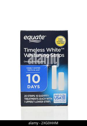 IRVINE, KALIFORNIEN - 5. JULI 2024: Eine Schachtel mit zeitlosen White Whitening Strips. Stockfoto