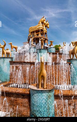 Colchis oder Kolkha Brunnen mit dreißig Tierstatuen, die das alte georgische Erbe darstellen, befindet sich auf dem zentralen Platz in Kutaisi. Stockfoto