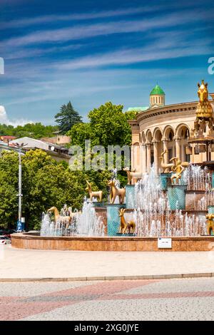 Kutaisi, Georgien - 15. Juni 2024: Kolchis oder Kolkha-Brunnen mit dreißig Tierstatuen, die das alte georgische Erbe darstellen, auf dem Centra Stockfoto