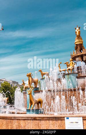 Kutaisi, Georgien - 15. Juni 2024: Kolchis oder Kolkha-Brunnen mit dreißig Tierstatuen, die das alte georgische Erbe darstellen, auf dem Centra Stockfoto