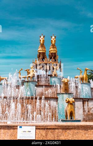 Kutaisi, Georgien - 15. Juni 2024: Kolchis oder Kolkha-Brunnen mit dreißig Tierstatuen, die das alte georgische Erbe darstellen, auf dem Centra Stockfoto