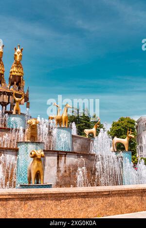 Kutaisi, Georgien - 15. Juni 2024: Kolchis oder Kolkha-Brunnen mit dreißig Tierstatuen, die das alte georgische Erbe darstellen, auf dem Centra Stockfoto