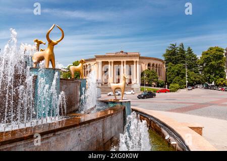 Kutaisi, Georgien - 15. Juni 2024: Kolchis oder Kolkha-Brunnen mit dreißig Tierstatuen, die das alte georgische Erbe darstellen, auf dem Centra Stockfoto