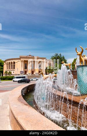 Kutaisi, Georgien - 15. Juni 2024: Kolchis oder Kolkha-Brunnen mit dreißig Tierstatuen, die das alte georgische Erbe darstellen, auf dem Centra Stockfoto