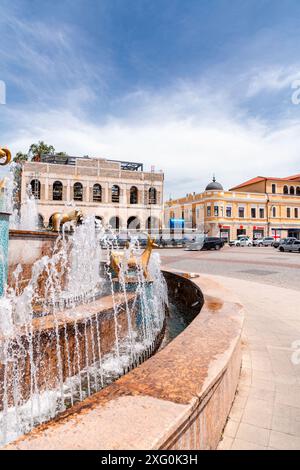 Kutaisi, Georgien - 15. Juni 2024: Kolchis oder Kolkha-Brunnen mit dreißig Tierstatuen, die das alte georgische Erbe darstellen, auf dem Centra Stockfoto