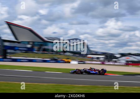 NORTHAMPTONSHIRE, VEREINIGTES KÖNIGREICH. Juli 24. Logan Sargeant (USA) von Williams Racing Action in Today’s Practice 2 während des Grand Prix 2024 von Qatar Airways auf dem Silverstone Circuit am Freitag, den 05. Juli 2024 in NORTHAMPTONSHIRE, ENGLAND. Quelle: Taka G Wu/Alamy Live News Stockfoto