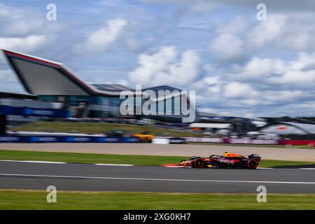 NORTHAMPTONSHIRE, VEREINIGTES KÖNIGREICH. Juli 24. Sergio Perez (Mexiko) von Red Bull Racing Action in der heutigen Praxis 2 während des Grand Prix 2024 von Qatar Airways auf dem Silverstone Circuit am Freitag, den 05. Juli 2024 in NORTHAMPTONSHIRE, ENGLAND. Quelle: Taka G Wu/Alamy Live News Stockfoto