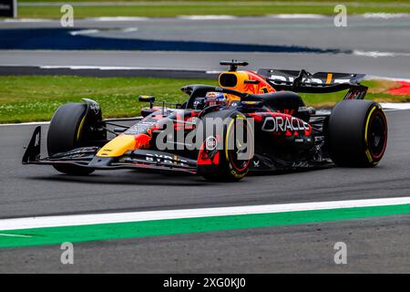 NORTHAMPTONSHIRE, VEREINIGTES KÖNIGREICH. Juli 24. Max Verstapen (Niederlande) von Red Bull Racing Action in der heutigen Praxis 2 während des Grand Prix 2024 von Qatar Airways auf dem Silverstone Circuit am Freitag, den 05. Juli 2024 in NORTHAMPTONSHIRE, ENGLAND. Quelle: Taka G Wu/Alamy Live News Stockfoto