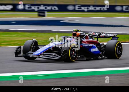 NORTHAMPTONSHIRE, VEREINIGTES KÖNIGREICH. Juli 24. Logan Sargeant (USA) von Williams Racing Action in Today’s Practice 2 während des Grand Prix 2024 von Qatar Airways auf dem Silverstone Circuit am Freitag, den 05. Juli 2024 in NORTHAMPTONSHIRE, ENGLAND. Quelle: Taka G Wu/Alamy Live News Stockfoto