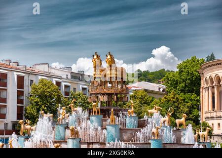 Colchis oder Kolkha Brunnen mit dreißig Tierstatuen, die das alte georgische Erbe darstellen, befindet sich auf dem zentralen Platz in Kutaisi. Stockfoto