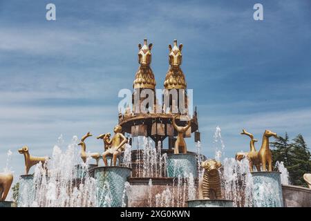 Colchis oder Kolkha Brunnen mit dreißig Tierstatuen, die das alte georgische Erbe darstellen, befindet sich auf dem zentralen Platz in Kutaisi. Stockfoto