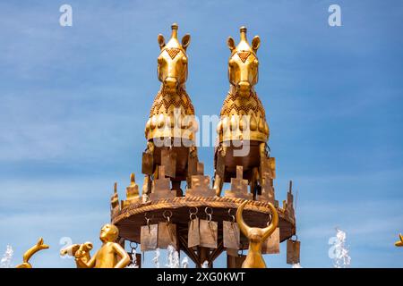 Colchis oder Kolkha Brunnen mit dreißig Tierstatuen, die das alte georgische Erbe darstellen, befindet sich auf dem zentralen Platz in Kutaisi. Stockfoto