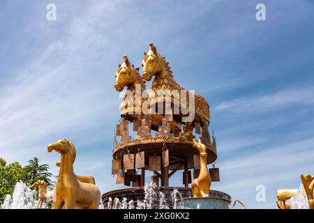 Colchis oder Kolkha Brunnen mit dreißig Tierstatuen, die das alte georgische Erbe darstellen, befindet sich auf dem zentralen Platz in Kutaisi. Stockfoto