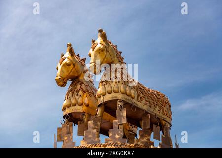 Colchis oder Kolkha Brunnen mit dreißig Tierstatuen, die das alte georgische Erbe darstellen, befindet sich auf dem zentralen Platz in Kutaisi. Stockfoto