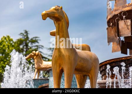 Colchis oder Kolkha Brunnen mit dreißig Tierstatuen, die das alte georgische Erbe darstellen, befindet sich auf dem zentralen Platz in Kutaisi. Stockfoto