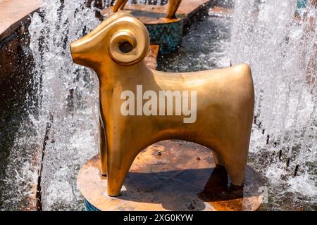 Colchis oder Kolkha Brunnen mit dreißig Tierstatuen, die das alte georgische Erbe darstellen, befindet sich auf dem zentralen Platz in Kutaisi. Stockfoto