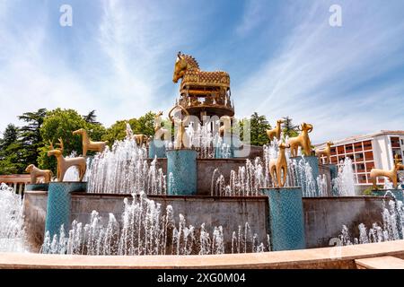 Colchis oder Kolkha Brunnen mit dreißig Tierstatuen, die das alte georgische Erbe darstellen, befindet sich auf dem zentralen Platz in Kutaisi. Stockfoto