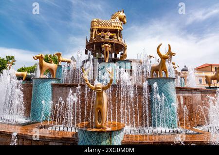 Colchis oder Kolkha Brunnen mit dreißig Tierstatuen, die das alte georgische Erbe darstellen, befindet sich auf dem zentralen Platz in Kutaisi. Stockfoto