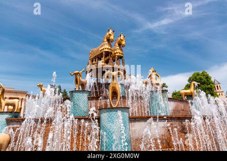 Colchis oder Kolkha Brunnen mit dreißig Tierstatuen, die das alte georgische Erbe darstellen, befindet sich auf dem zentralen Platz in Kutaisi. Stockfoto