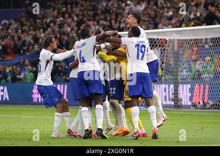 Hamburg, Deutschland. Juli 2024. Frankreichs Spieler feiern den Elfmeterschießsieg, nachdem Theo Hernandez aus Frankreich im Viertelfinale der UEFA-Europameisterschaften im Hamburger Volksparkstadion den entscheidenden Punktstoß erzielte. Der Bildnachweis sollte lauten: Jonathan Moscrop/Sportimage Credit: Sportimage Ltd/Alamy Live News Stockfoto