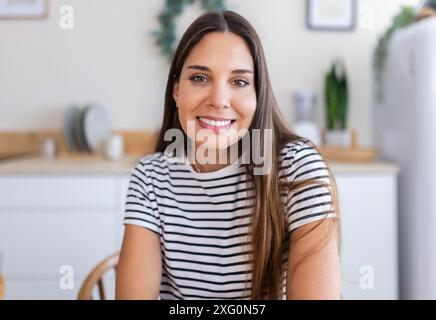 POV einer jungen Frau, die einen Videoanruf von zu Hause aus hat Stockfoto