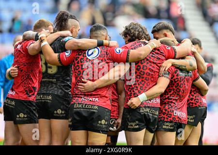 Wigan, Großbritannien. Juli 2024. Leigh Leopards haben ein Team vor dem Spiel Wigan Warriors vs Leigh Leopards im DW Stadium, Wigan, Vereinigtes Königreich, 5. Juli 2024 (Foto: Cody Froggatt/News Images) in Wigan, Vereinigtes Königreich am 5. Juli 2024. (Foto: Cody Froggatt/News Images/SIPA USA) Credit: SIPA USA/Alamy Live News Stockfoto