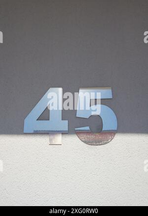 Hausnummer 45. Silber über grauer Wand Stockfoto