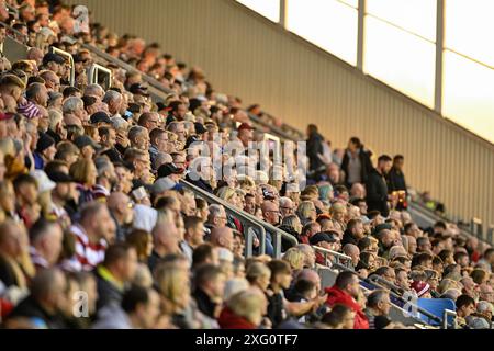 Wigan Warriors Fans beim Spiel Wigan Warriors gegen Leigh Leopards im DW Stadium, Wigan, Großbritannien. Juli 2024. (Foto: Cody Froggatt/News Images) in Wigan, Großbritannien am 7.5.2024. (Foto: Cody Froggatt/News Images/SIPA USA) Credit: SIPA USA/Alamy Live News Stockfoto