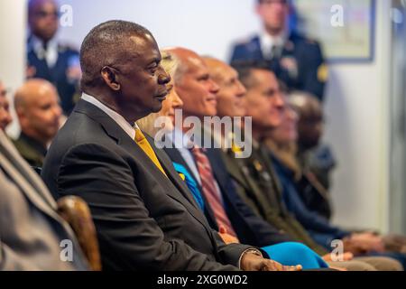 US-Verteidigungsminister Lloyd J. Austin III. Hört während der Induktionszeremonie in der Hall of Heroes für Army Pvt. George D. Wilson und Pvt. Philip G. Shadrach im Pentagon in Arlington, Virginia, 4. Juli 2024. Wilson und Shadrach erhielten posthum am 3. Juli 2024 im Weißen Haus die Ehrenmedaille für ihre Tapferkeit während der Great Locomotive Chase im Bürgerkrieg im April 1862. (Foto der US-Armee von Bernardo Fuller) Stockfoto