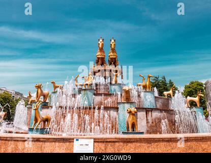 Kutaisi, Georgien - 15. Juni 2024: Kolchis oder Kolkha-Brunnen mit dreißig Tierstatuen, die das alte georgische Erbe darstellen, auf dem Centra Stockfoto