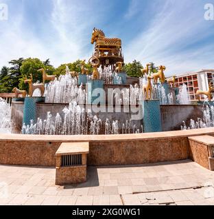 Colchis oder Kolkha Brunnen mit dreißig Tierstatuen, die das alte georgische Erbe darstellen, befindet sich auf dem zentralen Platz in Kutaisi. Stockfoto