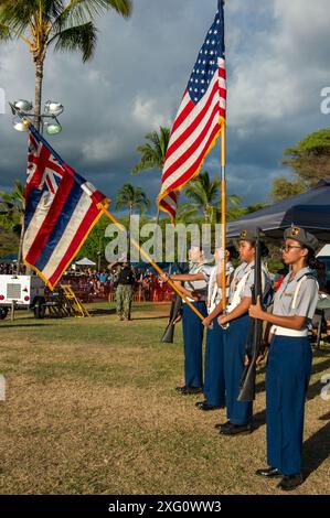 KEKAHA, Hawai’i (3. Juli 2024) die Waimea High School ROTC Ehrengarde präsentiert die Farben während des US-amerikanischen West Freedom fest in der Pacific Missile Range Facility (PMRF) in Barking Sands. Diese Feier zum Unabhängigkeitstag war kostenlos und für die Öffentlichkeit zugänglich und gewährte Zugang zu mehr als 8.000 Gästen (U.S. Navy Foto von Mass Communication Specialist 1st Class Louis Lea) Stockfoto