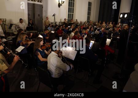 Die US-Marines mit der Quantico-Band treten während der Zeremonie am 4. Juli 2024 im Richmond State Capitol in Richmond, Virginia auf. Die Band trat zusammen mit dem Roanoke Symphony Orchestra & Chorus und dem New Fellowship Gospel Choir auf, um den 250. Des commonwealth of Virginia zu feiern. (Foto des U.S. Marine Corps von Sgt. Miranda C. DeKorte) Stockfoto