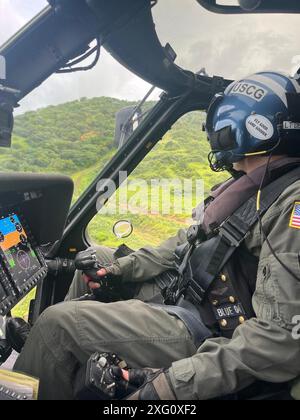 Eine Küstenwache der Luftwaffenflugstation Borinquen MH-60T Jayhawk schiebt eine 35-jährige Frau, die am 4. Juli 2024 am Strand Tórtolos in Culebra, Puerto Rico, festgestrandet ist, nachdem sie von den Felsen gefallen ist und eine Fußgelenkverletzung erlitten hatte. Die Frau wurde zum örtlichen Flughafen gebracht, wo sie auf Notfälle wartete und in eine lokale medizinische Einrichtung gebracht wurde. (Foto der US-Küstenwache) Stockfoto