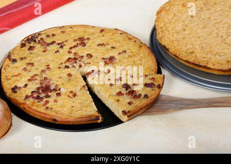 Schwäbische Küche, Zwiebelkuchen vegetarisch und klassisch mit Speck, gebacken, herzhafter, herzhafter Kuchen, typisch schwäbischer, Hausmannskost, Kuchenform, aus dem Ofen Stockfoto