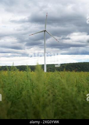 Saubere Elektrizität, die Windturbinen erzeugt, die auf einem windigen Bergkamm gebaut wurden Stockfoto